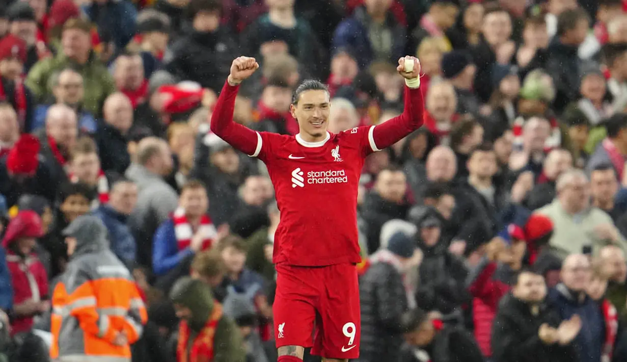Pemain Liverpool, Darwin Nunez, melakukan selebrasi setelah mencetak gol ke gawang Sheffield United pada laga pekan ke-31 Liga Inggris di Stadion Anfield, Jumat (5/4/2024). (AP Photo/Jon Super)