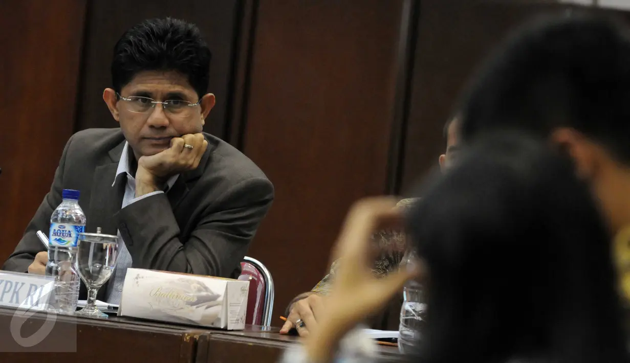 Pimpinan KPK, Laode M Syarif saat menghadiri rapat evaluasi tahapan pencalonan Pilkada 2015, Jakarta Senin (21/3). Evaluasi dilakukan karena terdapat sejumlah kepala daerah yang diciduk BNN karena tersangkut narkoba. (Liputan6.com/Helmi Afandi)