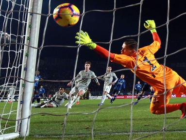 Kiper Juventus, Wojciech Szczesny, gagal menahan tendangan striker Atalanta, Duvan Zapata pada perempat final Copa Italia di Stadion Atleti Azzurri d'Italia, Bergamo, Rabu (30/1). Atalanta menang 3-0 atas Juventus. (AP/Paolo Magni)