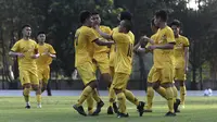 Para pemain Vamos Indonesia merayakan gol yang dicetak Muhammad Iqbal ke gawang Tira Persikabo U-18 dalam laga uji coba yang digelar di Lapangan ABC Senayan, Jakarta, Rabu (29/5/2019). (Bola.com/Yoppy Renato)