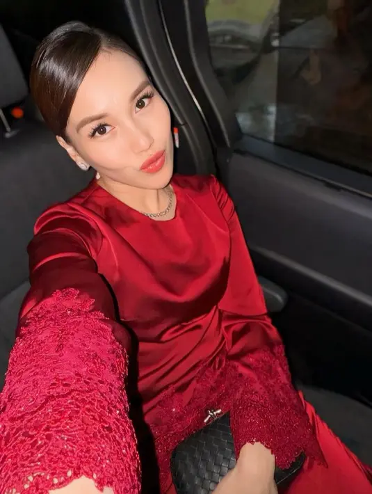 Agar tampilan tidak monoton, Ayu memilih membawa clutch warna hitam dari Bottega Veneta. Diketahui clutch berukuran kecil tersebut seri satin knot yang dijual oleh huntstreet.com, senilai Rp12 jutaan. [@ayutingting92]