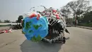 Aktivis pemerhati lingkungan mengarak monster plastik saat aksi Tolak Penggunaan Plastik Sekali Pakai di Pelabuhan Sunda Kelapa, Jakarta, Sabtu (20/7/2019). Monster plastik itu berupa rangka berbentuk ikan jenis anglerfish yang ukurannya sebesar mobil sampah. (Liputan6.com/Herman Zakharia)