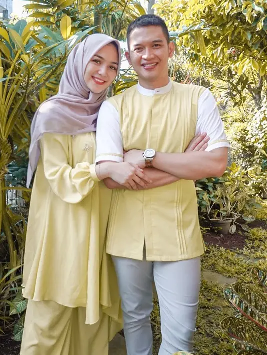Orang tua dari baby Athar ini memang cukup sering memakai busana kembar. Seperti saat Hari Raya Idul Fitri, keduanya kompak memakai busana muslim senada. Keduanya memilih warna kuning di hari penuh kebahagiaan itu. 
(Liputan6.com/IG/@citraciki)