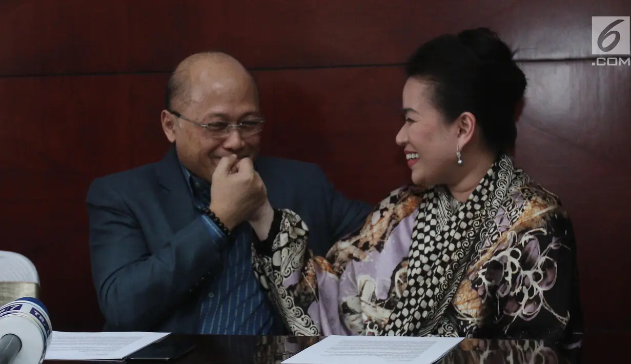 Mario Teguh mencium tangan istrinya, Linna Teguh saat jumpa pers syukuran kemenangan atas kasus Kiswinar, Jakarta, Senin (21/8). Polisi pun telah mengeluarkan Surat Perintah Penghentian Penyidikan (SP3) pada 10 Agustus 2017. (Liputan6.com/Herman Zakharia)