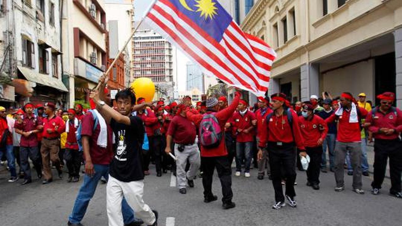 Warga Malaysia turun ke jalan menggelar demo besar besaran menuntut re 
