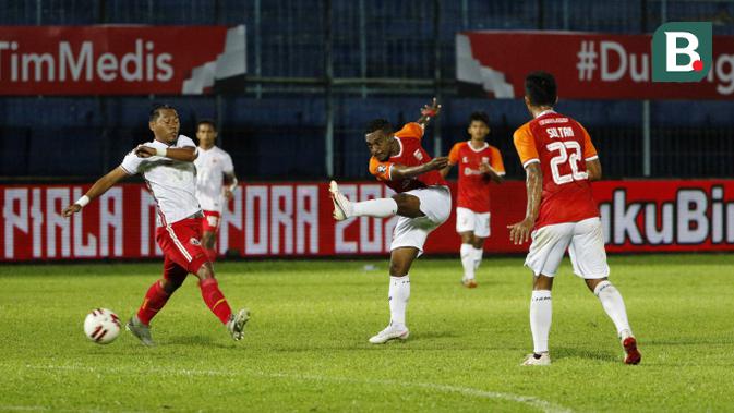 Pemain Borneo FC Samarinda, Terens Puhiri, melepaskan tendangan ke gawang Persija Jakarta dalam pertandingan Babak Penyisihan Grup B Piala Menpora 2021 di Stadion Kanjuruhan, Malang, Sabtu (27/3/2021). (Bola.com/Ikhwan Yanuar)