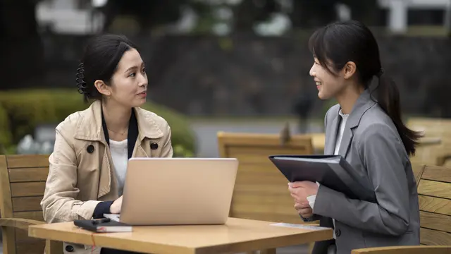 Dua orang perempuan sedang berdiskusi di sebuah taman (Foto Dok: Freepik/freepik)