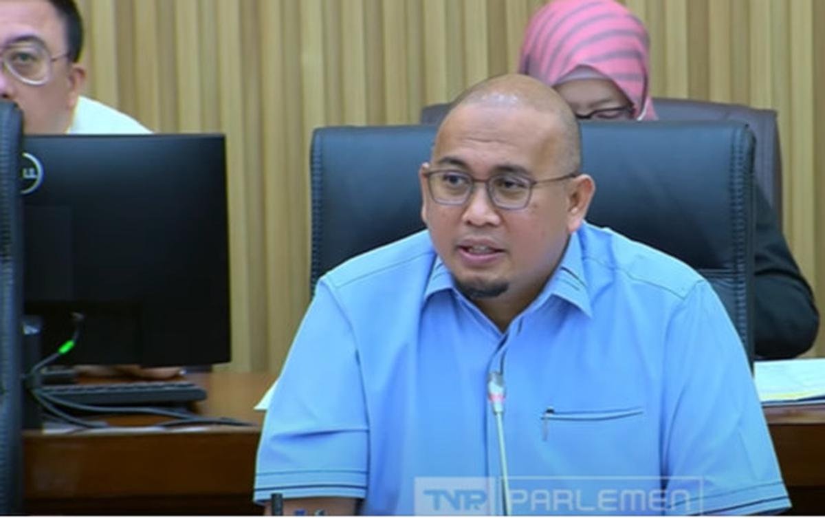 Viral Amplop Cokelat Diterima Anggota DPR Berbatik Kuning saat Rapat Soal Korupsi Pertamina, Terungkap Fakta Sebenarnya
