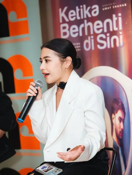 Prilly terlihat cantik mengenakan dress hitam yang ditumpuknya dengan cropped blazer putih. [Foto: Instagram/prillylatuconsina96]