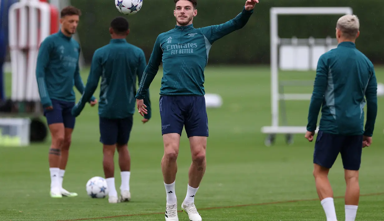 Gelandang Arsenal #41 Declan Rice menghadiri sesi latihan tim menjelang matchday 1 Grup B Liga Champions 2023/2024 di tempat latihan Arsenal di London utara, Selasa (19/9/2023). (Adrian DENNIS / AFP)