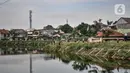 Anak-anak bermain layang di sekitar Waduk Kampung Rambutan 2, Jakarta, Kamis (12/11/2020). Waduk seluas 4,6 hektare yang rampung dibangun oleh Pemprov DKI pada 2019 tersebut kini menjadi lokasi wisata alternatif bagi warga setempat, terlebih saat pandemi Covid-19.  (merdeka.com/Iqbal S. Nugroho)