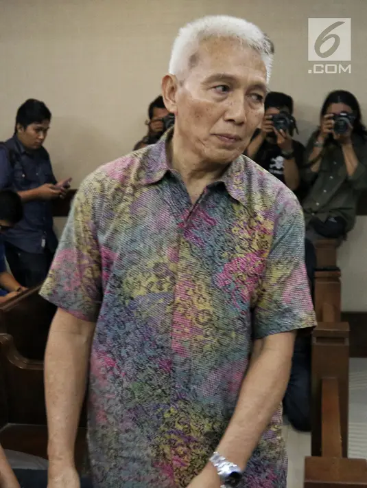 Bendahara Umum KONI Jhonny E Awuy usai menjalani sidang perdana sebagai terdakwa di Pengadilan Tipikor, Jakarta, Senin (11/3). Jhonny terjerat kasus dugaan suap terkait alokasi dana hibah Kemenpora ke KONI. (Liputan6.com/Johan Tallo)