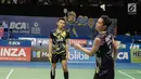 Ganda Putra Indonesia Fajar Alfian/Muhammad Rian Ardianto saat melawan Kittinupong Kedren/Dechapol Puavaranukroh di babak perempat final Indonesia Open 2017 di Jakarta, Jumat (16/6). Fajar/Rian menang 21-13, 18-21, 21-12. (Liputan6.com/Faizal Fanani)