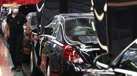 Pekerja merakit mobil Mercedes-Benz S-class di pabrik Mercedes, Sindelfingen, Jerman, Kamis (30/4/2020). Mulai 27 April 2020, Mercedes-Benz kembali membuka jalur produksi yang sebelumnya ditutup karena pandemi virus corona COVID-19. (AP Photo/Matthias Schrader)
