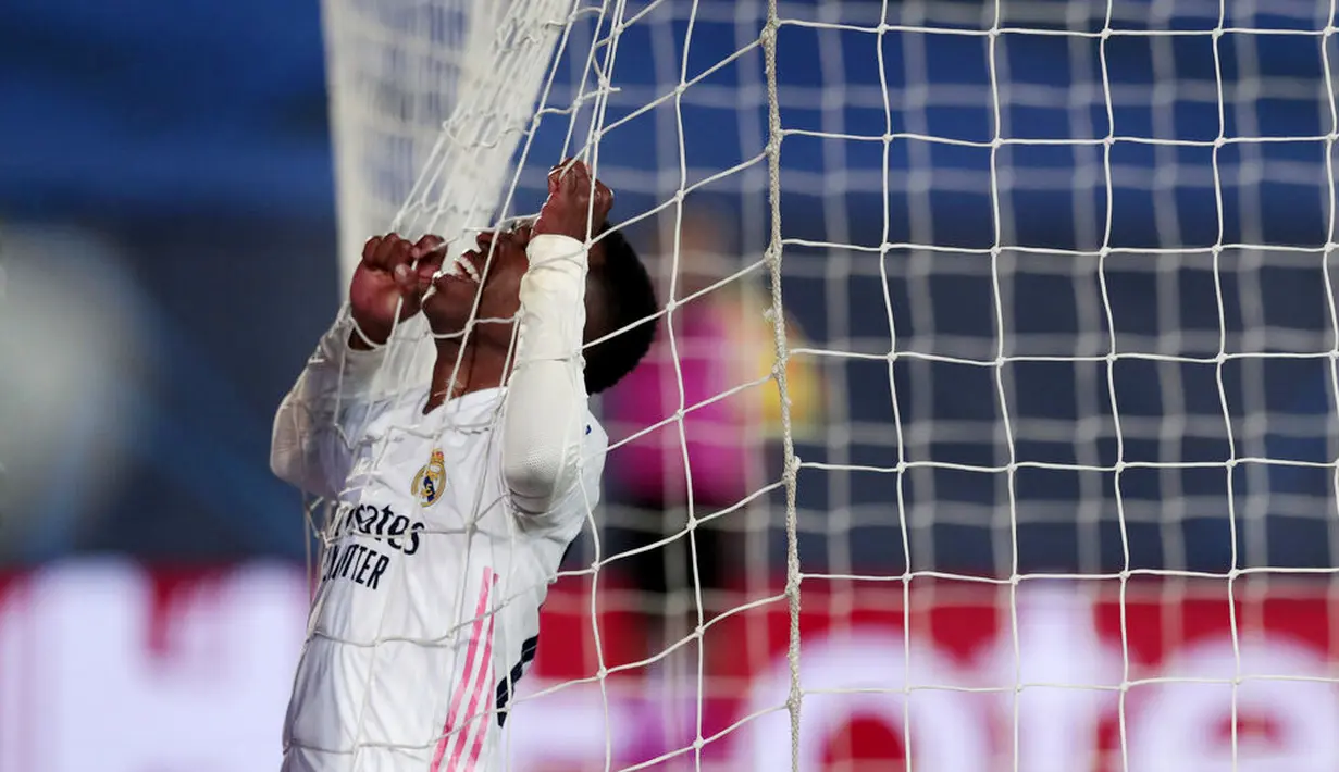Penyerang Real Madrid, Vinicius Junior, tampak kecewa usai gagal mencetak gol ke gawang Atalanta pada laga Liga Champions di Stadion Alfredo di Stefano, Rabu (17/3/2021). Real Madrid menang dengan skor 3-1. (AP/Bernat Armangue)