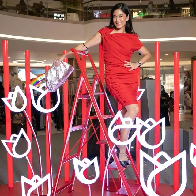 6 Pesona Artis Awet Muda Wulan Guritno dan Dian Sastro dalam Balutan Outfit Merah Merona