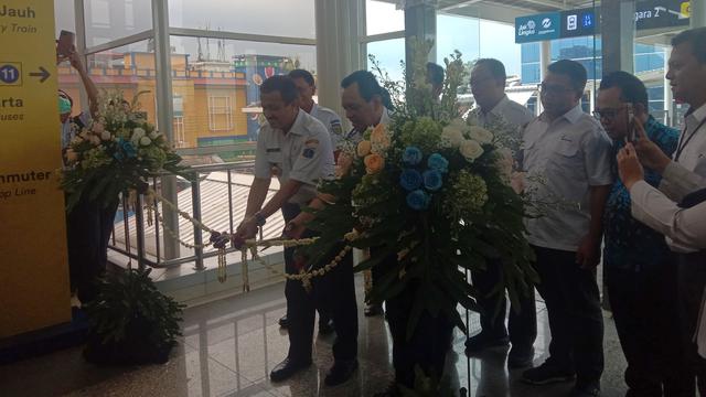 Peresmian intergasi Halte Transjakarta Jatinegara 2 dengan Stasiun Jatinegara di Jakarta Timur, Rabu (4/1/2023).