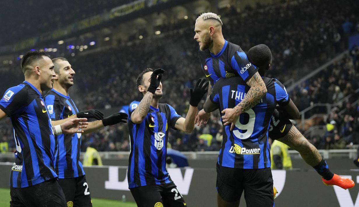 Pemain Inter Milan, Federico Dimarco, melakukan selebrasi setelah mencetak gol ke gawang Udiniese pada giornata ke-15 Serie A 2023/2024 di Stadion Giuseppe Meazza, Milan, Minggu (10/12/2023). La Beneamata menang dengan skor 4-0. (AP Photo/Antonio Calanni)