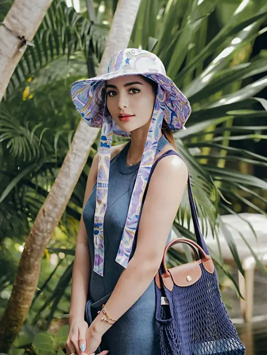 Tetap tampil stylish dengan topi bundar, gaya Debi terlihat beda dari biasanya. Tampil senada dengan busana yang ia kenakan, kekasih dari Marco Ivanos ini terlihat semakin menawan. Banyak potretnya yang stylish ini ia bagikan saat menjalani liburannya keliling Indonesia. (Liputan6.com/IG/@debisagita)