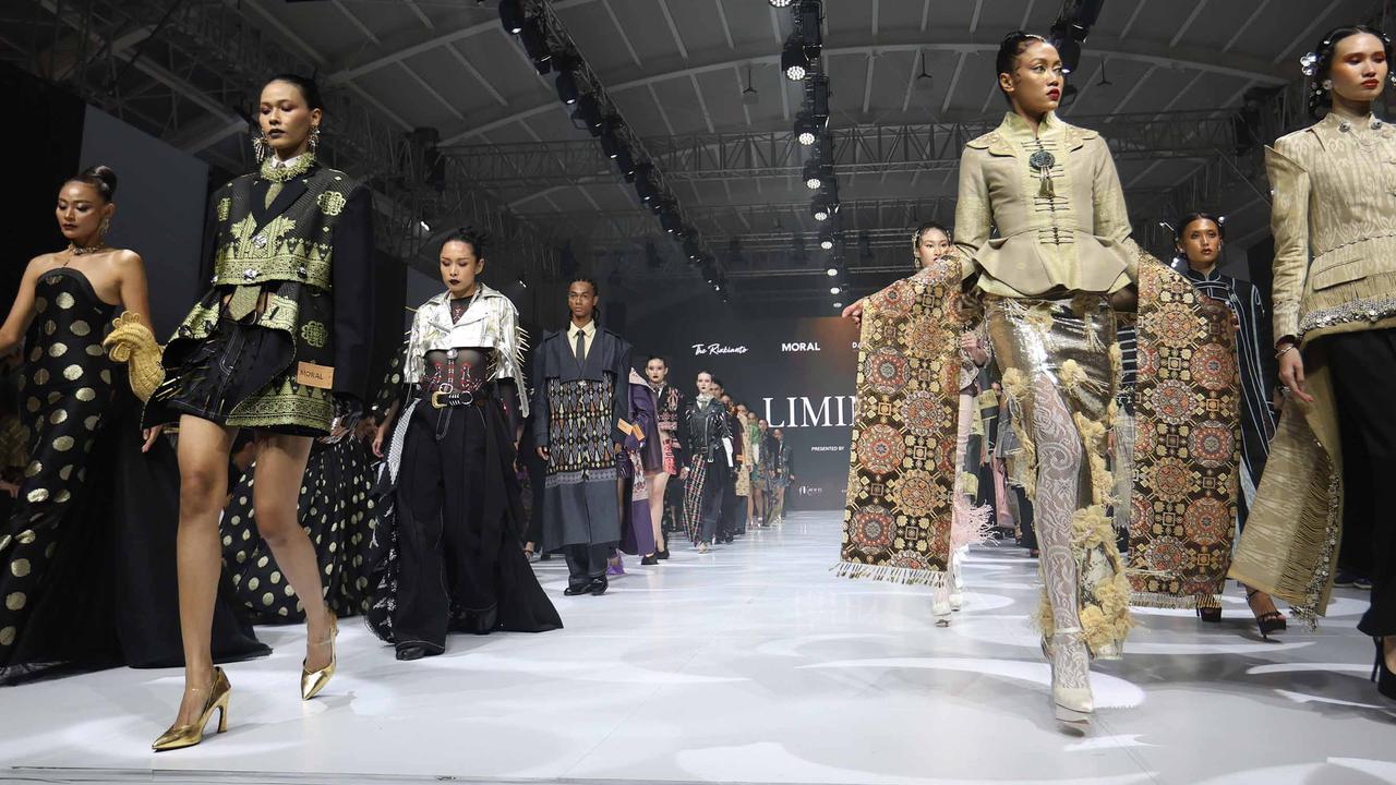 FOTO: Warisan Nusantara di Panggung JFW 2026,  Tenun Tradisional Tampil Modern dan Inovatif