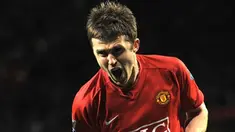 Manchester United's English midfielder Michael Carrick celebrates after scoring the second goal during the English Premiership football match against Portsmouth at Old Trafford, Manchester, on April 22, 2009. AFP PHOTO/ANDREW YATES