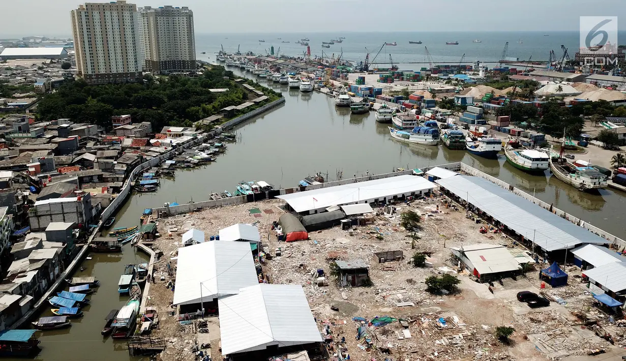 Suasana shelter penampungan dari ketinggian di kawasan Kampung Akuarium, Penjaringan, Jakarta Utara, Rabu (4/4). Setiap kepala keluarga menempati 1 unit shelter dengan ukuran 3,5 X 6 meter. (Liputan6.com/Fery Pradolo)