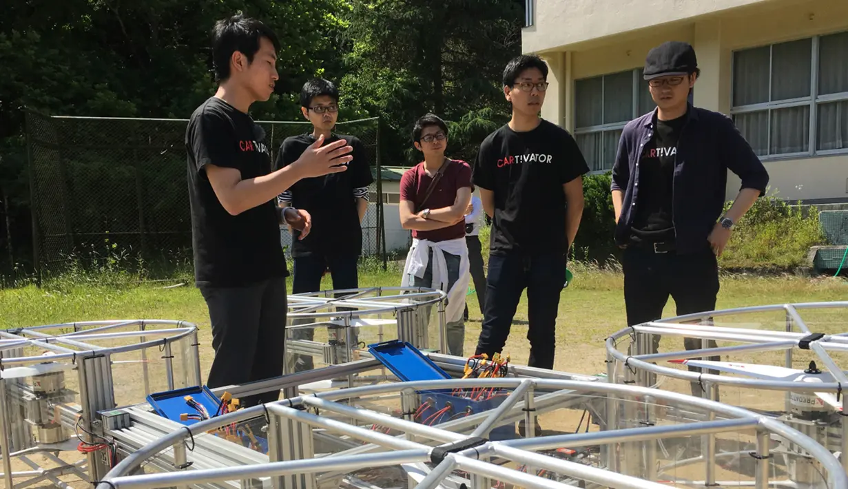 Tim proyek Cartivator bersiap melakukan uji coba model mobil terbang di kota Toyota, Jepang (3/6). Tes ini kemudian harus dibatalkan setelah salah satu baling-balingnya rusak karena hantaman tersebut. (AP Photo / Koji Ueda)