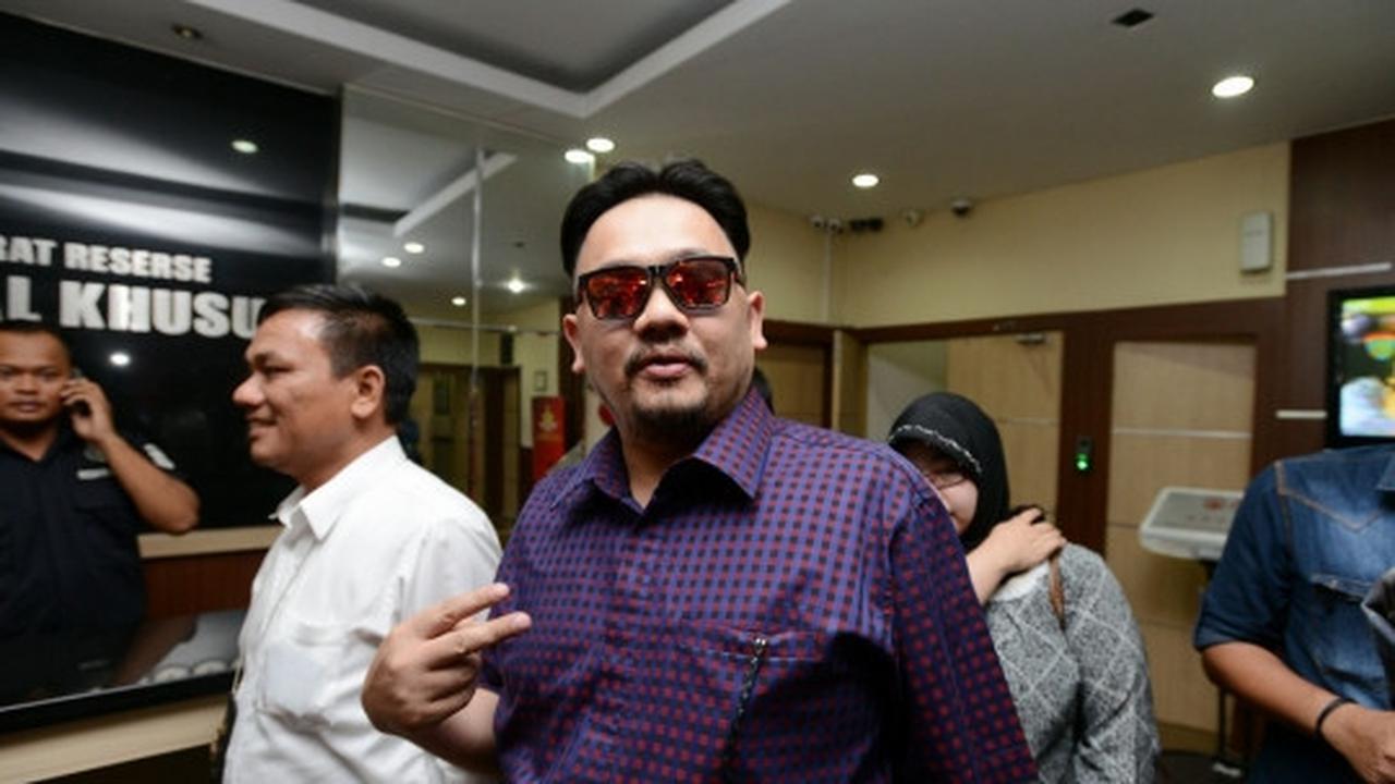 Gaya nyentrik Farhat Abbas serahkan diri ke Polda Metro Jaya