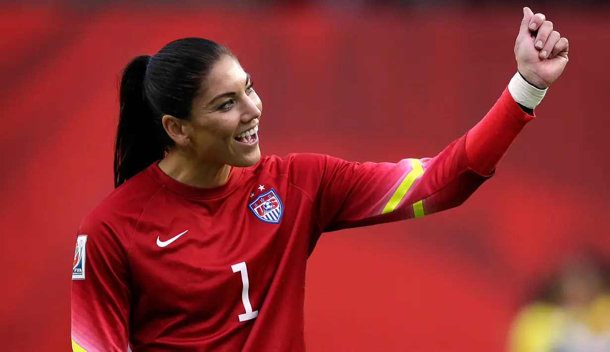 Kiper Wanita Amerika Serikat, Hope Solo menyapa pengemarnya usai bertanding melawan Kolombia di Piala Dunia Wanita 2015 di Stadion Commonwealth, Kanada, Senin (22/6/2015). Amerika Serikat menang 2-0 atas Kolombia. (Reuters/Erich Schlegel)