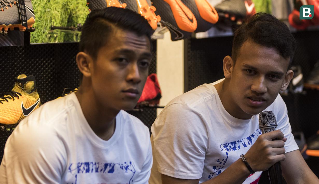 Pesepak bola, Egy Maulana menjawab pertanyaan wartawan saat peluncuran Nike Born Mercurial 360 di Fisik Football, Jakarta, Rabu (7/3/2018). Nike merilis model terbaru Nike Mercurial Superfly dan Vapor 360. (Bola.com/Vitalis Yogi Trisna)