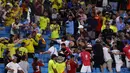 Striker Timnas Uruguay, Darwin Nunez (tengah) bersama rekan setim berusaha menghampiri suporter lawan di atas tribun penonton usai berakhirnya laga semifinal Copa America 2024 di Bank of America Stadium, Charlotte, Amerika Serikat, Kamis (11/7/2024) pagi WIB. (AFP/Getty Images/Tim Nwachukwu)