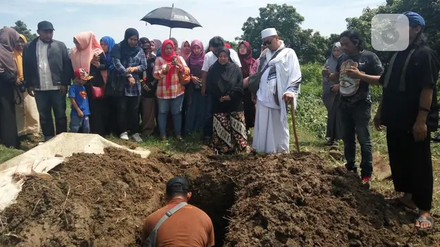 [Bintang] Pemakaman istri Opick