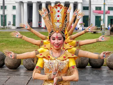 Penari menampilkan tarian daerah saat pagelaran Hari Tari Sedunia di kawasan Taman Fatahillah, Kota Tua, Jakarta, Sabtu (6/5/2023). (Liputan6.com/Angga Yuniar)