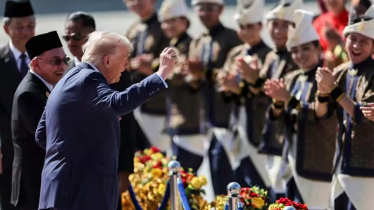 Momen menarik terjadi ketika Trump terlihat ikut menari bersama rombongan penampil lokal di atas karpet merah sesaat setelah turun dari Air Force One (Dok. AFP).