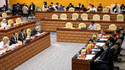 Menteri Perhubungan Budi Karya Sumadi (kedua kiri) saat mengikuti rapat kerja dengan Komisi V DPR RI di Kompleks Parlemen, Jakarta, Kamis (24/11/2022). Rapat membahas evaluasi pelaksanaan APBN TA 2022, penyerahan hasil kompilasi kunjungan kerja pada Masa Persidangan I Tahun Sidang 2022-2023 dan penanganan bencana gempa. (Liputan6.com/Angga Yuniar)