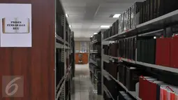 Suasana di salah satu lorong perpustakaan DPR, kompleks Parlemen Senayan, Jakarta, Jumat (01/04). Rencananya, pimpinan DPR RI akan membangun gedung perpustakaan mewah di Komplek Parlemen Senayan, dengan anggaran Rp 570 miliar. (Liputan6.com/Johan Tallo)