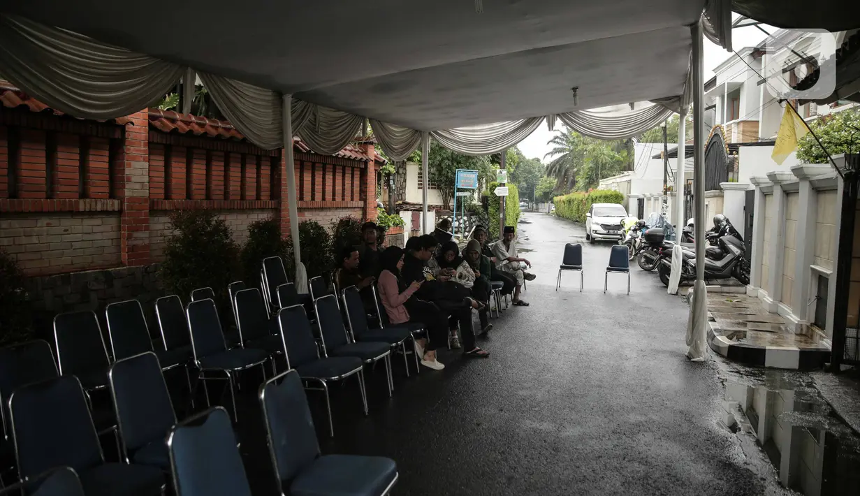 Suasana rumah duka Artis peran Ria Irawan di kawasan Lebak Bulus, Jakarta Selatan, Senin (6/1/2020). Ria Irawan meninggal dunia setelah mengidap kanker kelenjar getah bening. (Liputan6.com/Faizal Fanani)