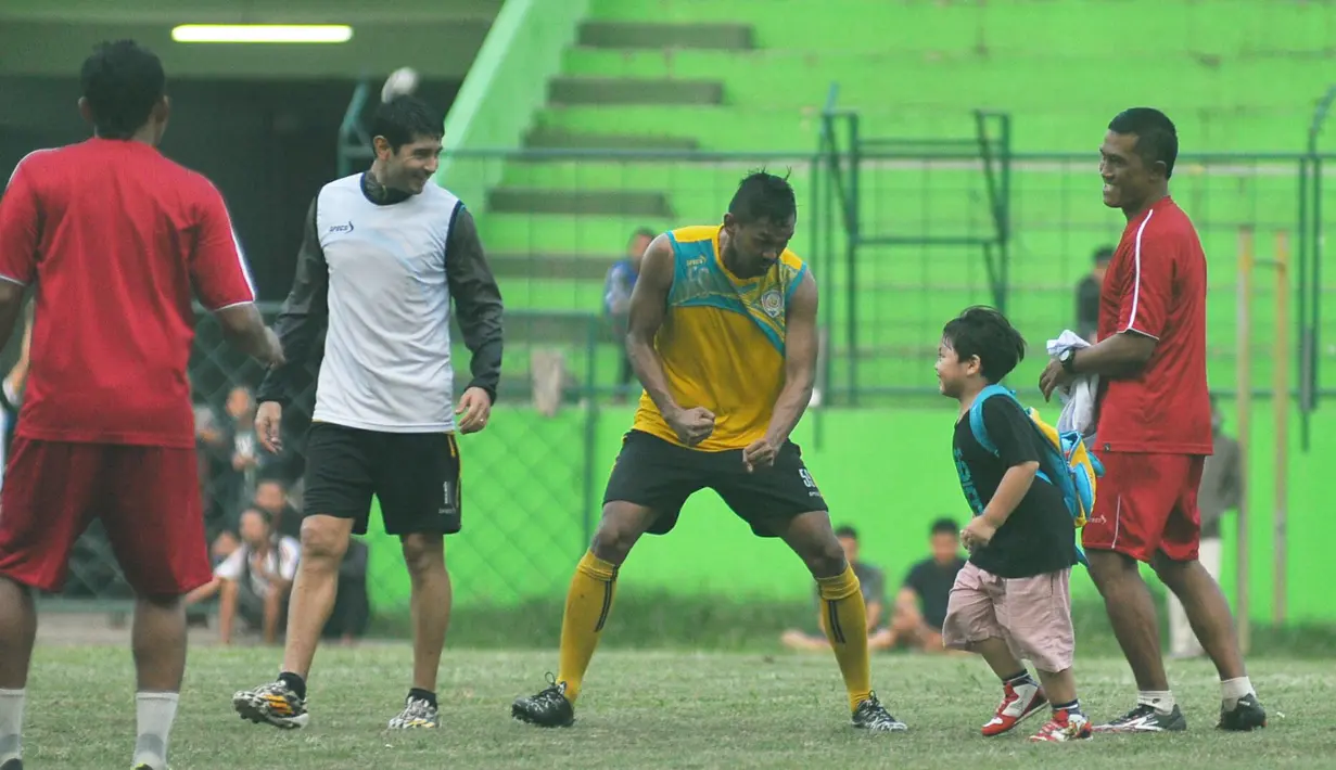 Kedatangan anak-anak dari Hamka Hamzah langsung disambut ramah oleh para pemain dan juga official Arema Cronus. (Bola.com/Vitalis Yogi Trisna)