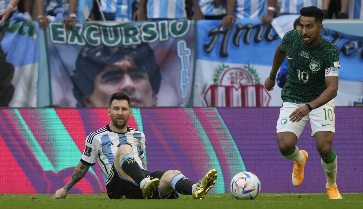 Usai gol keduanya dianulir oleh wasit, performa Messi pun menurun. Ia sesekali terlihat kalah duel dengan pemain Arab Saudi. (AP Photo/Jorge Saenz)
