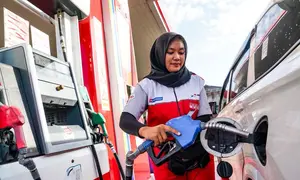 Petugas SPBU Pertamina mengisi BBM jenis Pertamax ke kendaraan. (Dok Pertamina Patra Niaga)