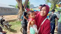 Hingga hari ke-6 usai gempa Mamuju, perlengkapan bayi masih menjadi kebutuhan yang sulit didapat pengungsi. (Liputan6.com/Heri Susanto)