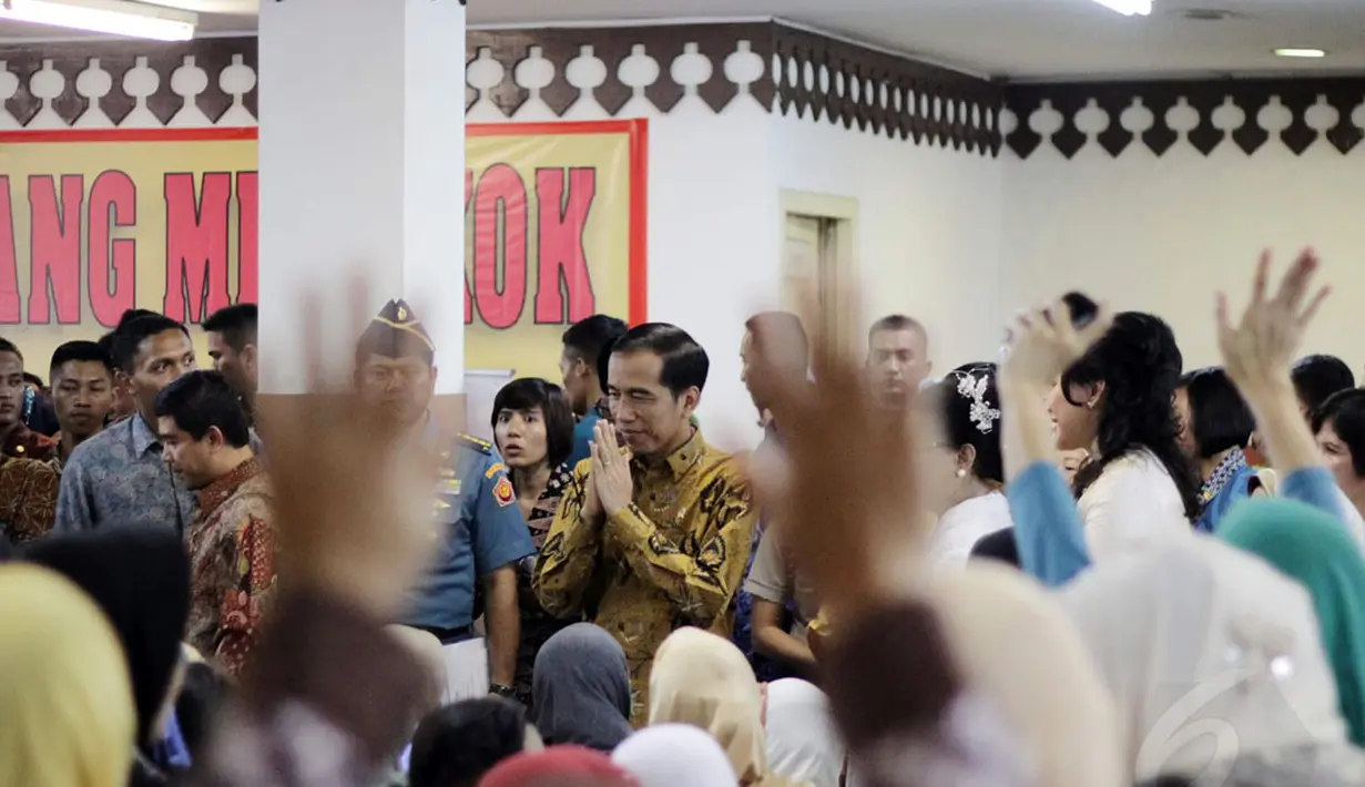 Sejumlah warga menyapa Presiden RI, Joko Widodo (kiri) saat menghadiri puncak Peringatan Hari Ibu ke-86 di Gelanggang Olahraga Ciracas, Jakarta, Senin (22/12/2014). (Liputan6.com/Faizal Fanani)