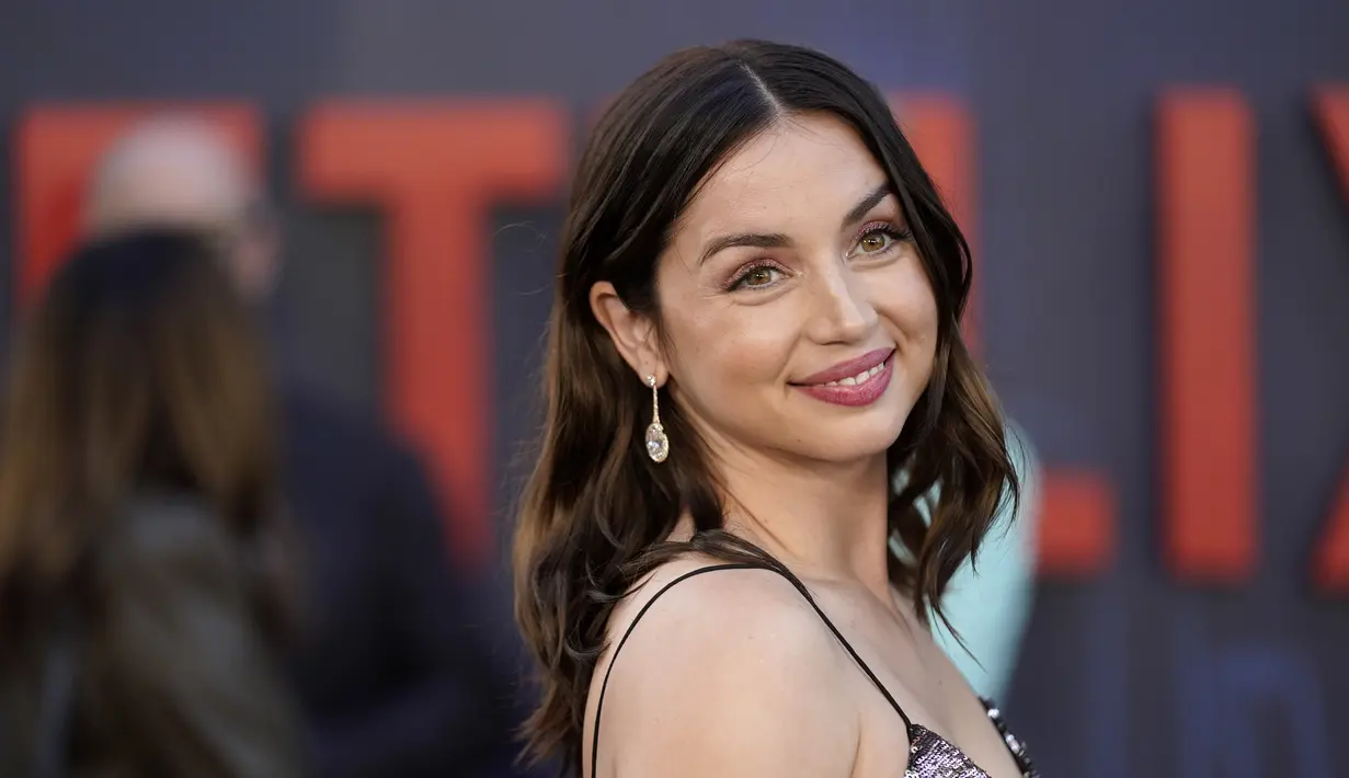 Ana de Armas berpose saat menghadiri pemutaran perdana film The Grey Man di TCL Chinese Theatre, Los Angeles, Amerika Serikat, 13 Juli 2022. Ana de Armas tampil cantik mengenakan koleksi Louis Vuitton yang mengkilap. (AP Photo/Chris Pizzello)