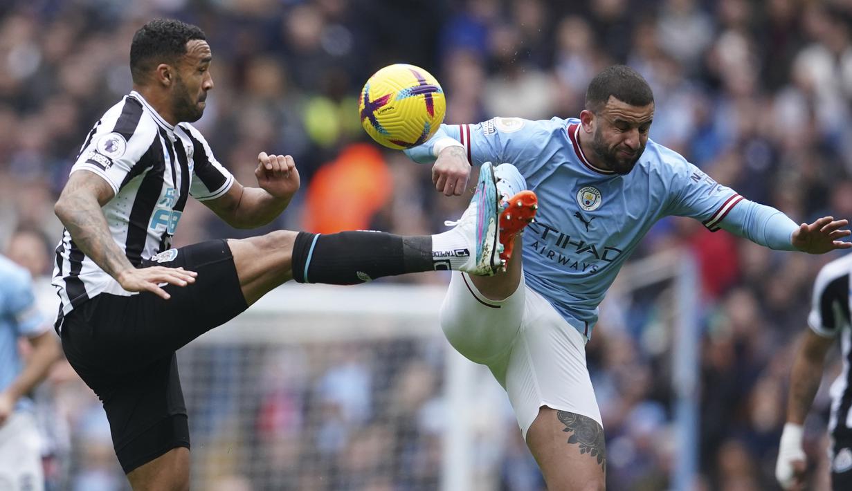 Bek Manchester City, Kyle Walker (kanan) berebut bola dengan striker Newcastle United, Callum Wilson pada laga lanjutan Liga Inggris 2022/2023 di Etihad Stadium, Manchester, Sabtu (4/3/2023) malam WIB. (AP Photo/Dave Thompson)