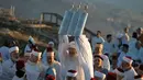 Prosesi yang dilakukan kaum Samaritan saat perayaan hari Sukkot yang digelar di puncak Gunung Gerizim, Israel (4/10). Mereka melakukan doa bersama untuk merayakan hari raya Sukkot. (AFP Photo/Jaafar Ashtiyeh)