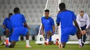 Penyerang Prancis #20 Kingsley Coman (Tengah) mengikuti sesi latihan jelang melawan Inggris pada Perempatfinal Piala Dunia 2022, di Stadion Al Sadd SC di Doha, Jumat (9/12/2022). Pemenangnya akan berhadapan dengan pemenang laga Maroko vs Portugal. (FRANCK FIFE / AFP)