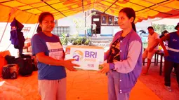 BRI melalui aktivitas Corporate Social Responsibility (CSR) BRI Peduli merespon kejadian bencana alam tersebut dan bahu membahu membantu warga yang terdampak. Berbagai bantuan diberikan berupa penyaluran ratusan paket makanan cepat saji, air mineral, beras, pakaian, perlengkapan bayi, dan lain lain. (Foto: Dokumentasi BRI)