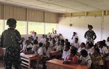 Satgas Yonif 521/DY Perkuat Dukungan Pendidikan di Papua, Bagikan Buku dan Alat Tulis untuk Pelajar Walesi