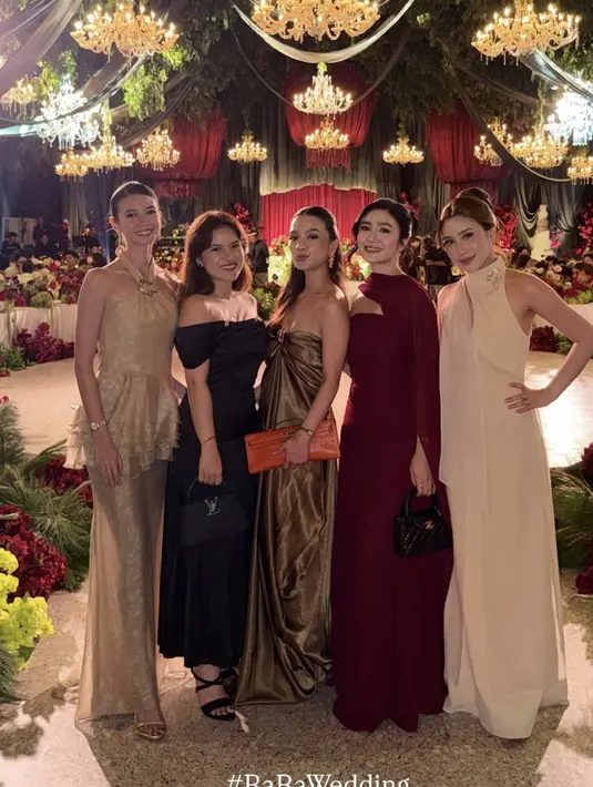 Yuki Kato tampil dengan setelan warna gold, dari atasan halter neck peplum dipadukan rok panjang. Febby Rastanty mengenakan long dress maroon dengan penutup selendang. [@kezialetheia]