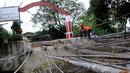 Petugas Suku Dinas Bina Marga Jakarta Barat memperbaiki Jembatan Kali Inspeksi Grogol, Jakarta, (30/5/2016). Pergeseran tanah di bawah Kali Irigasi Grogol sehingga pondasi jembatan bergeser dan permukaan jalan ambles. (Liputan6.com/Helmi Afandi)